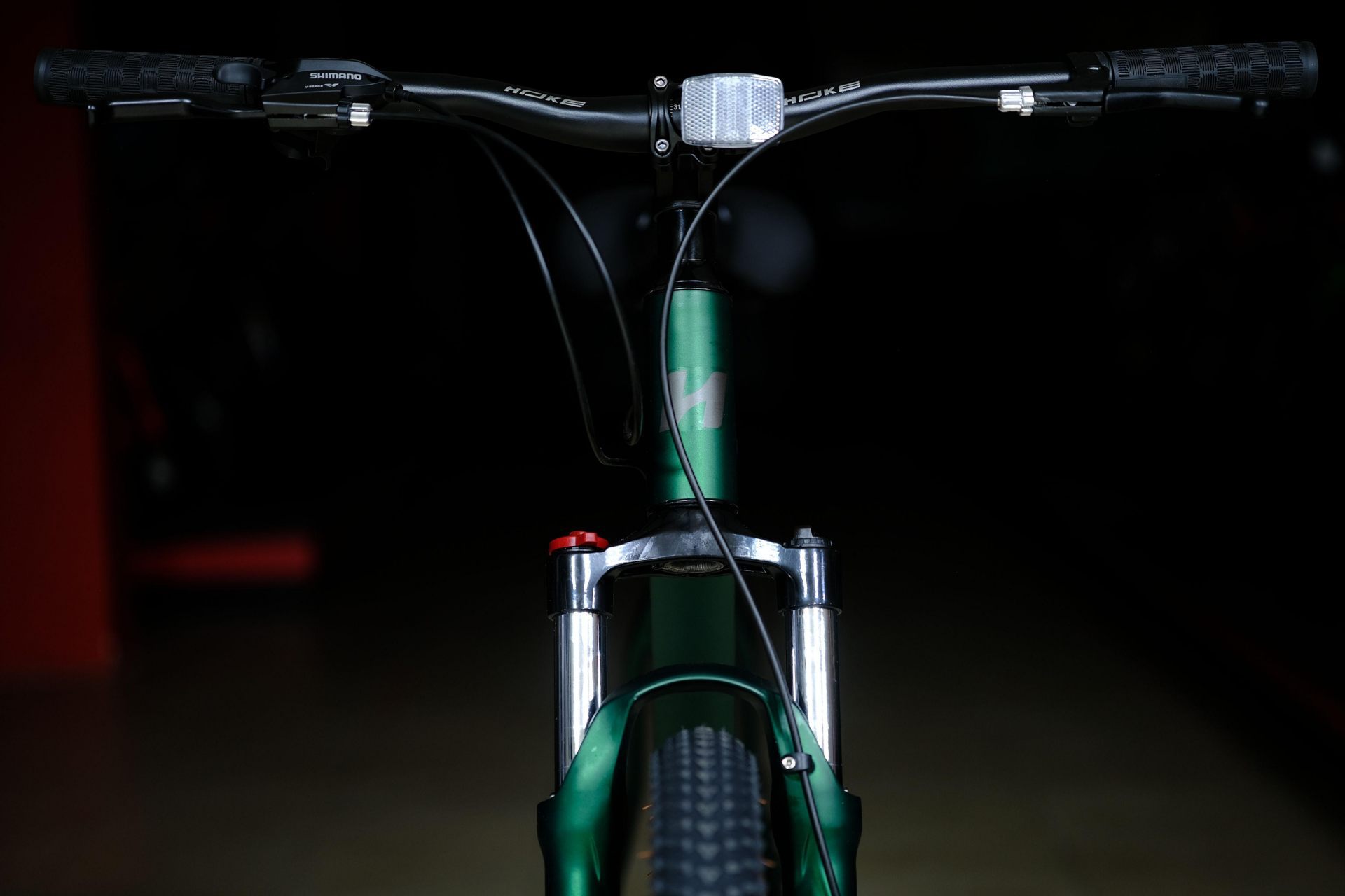 Вилка литая алюминиевая пружинная 100 mm с функцией регулировки и блокировки хода  HOKE ONE MAX 29 матовый зелёный-чёрный 21